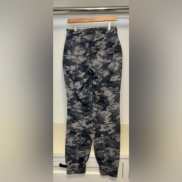 NWT- Spanx Stretch Mid Rise Twill Joggers- Grey Camo- Medium - Picture 4 of 7